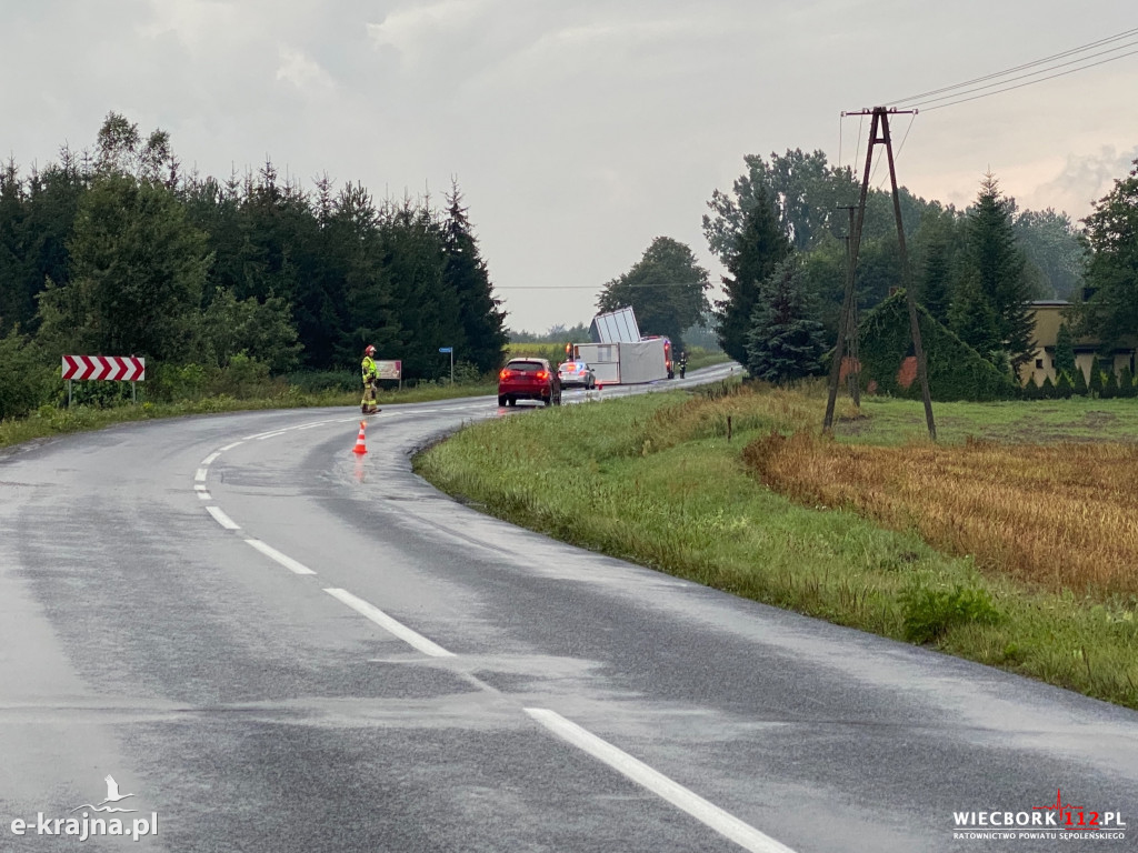 Tir z naczepą wpadł do rowu