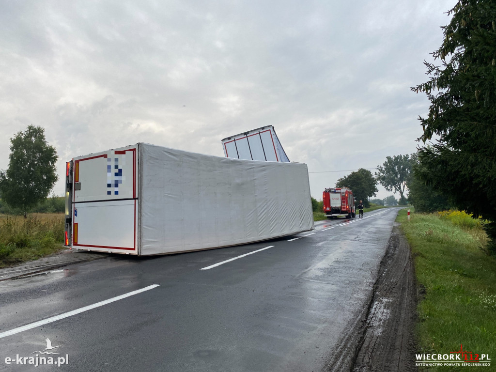 Tir z naczepą wpadł do rowu