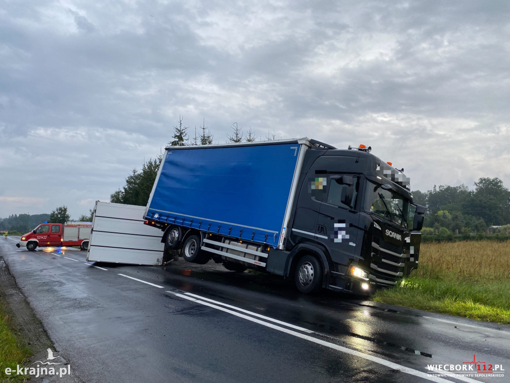 Tir z naczepą wpadł do rowu