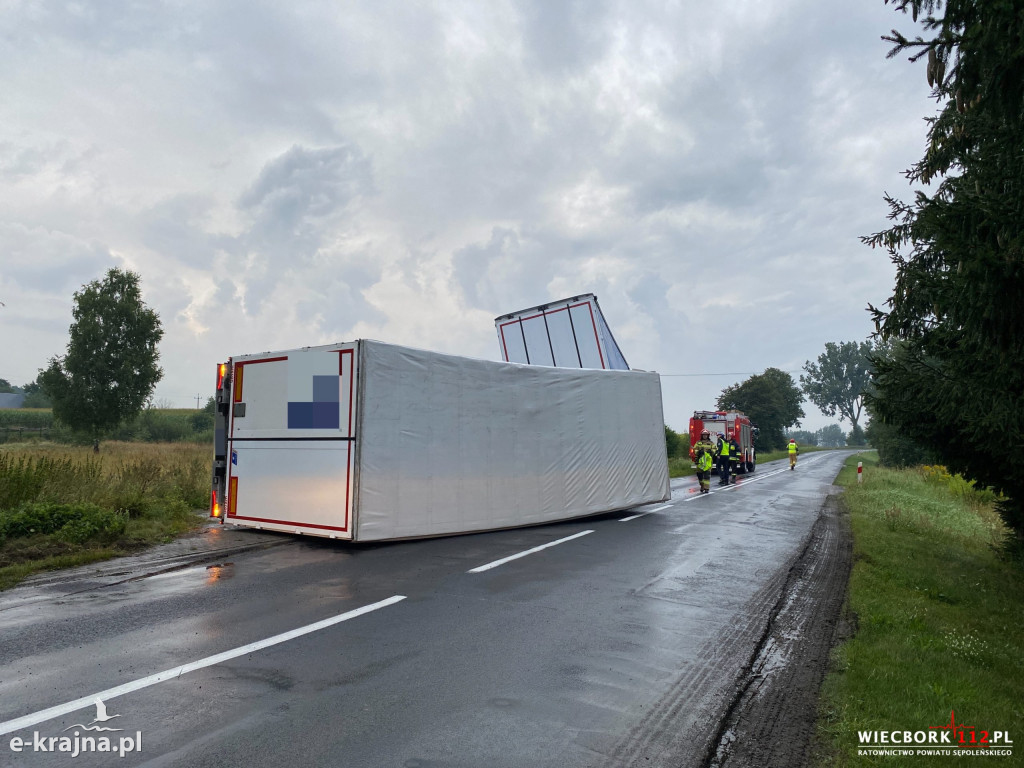 Tir z naczepą wpadł do rowu