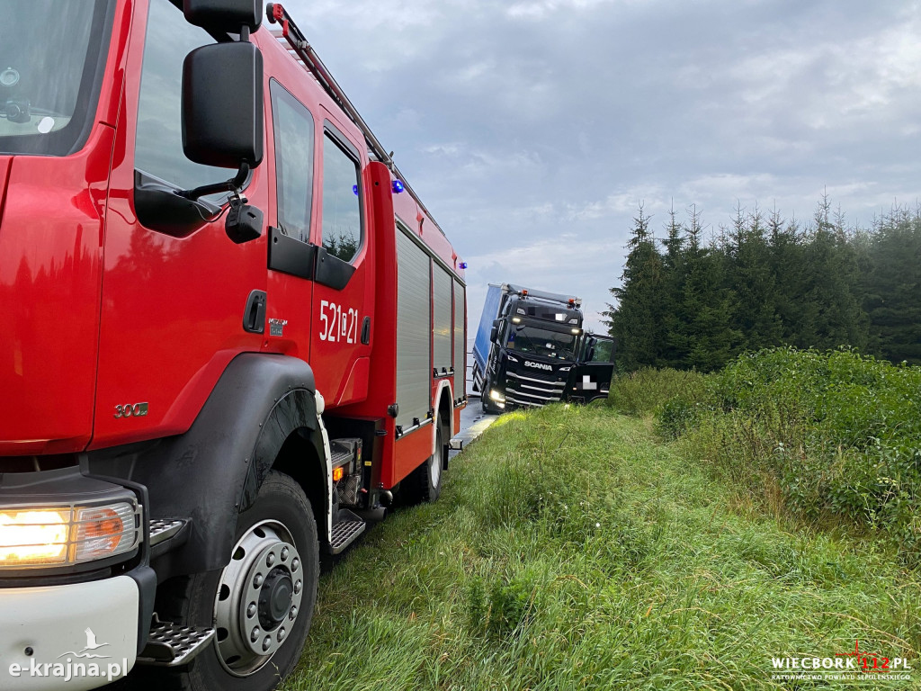 Tir z naczepą wpadł do rowu