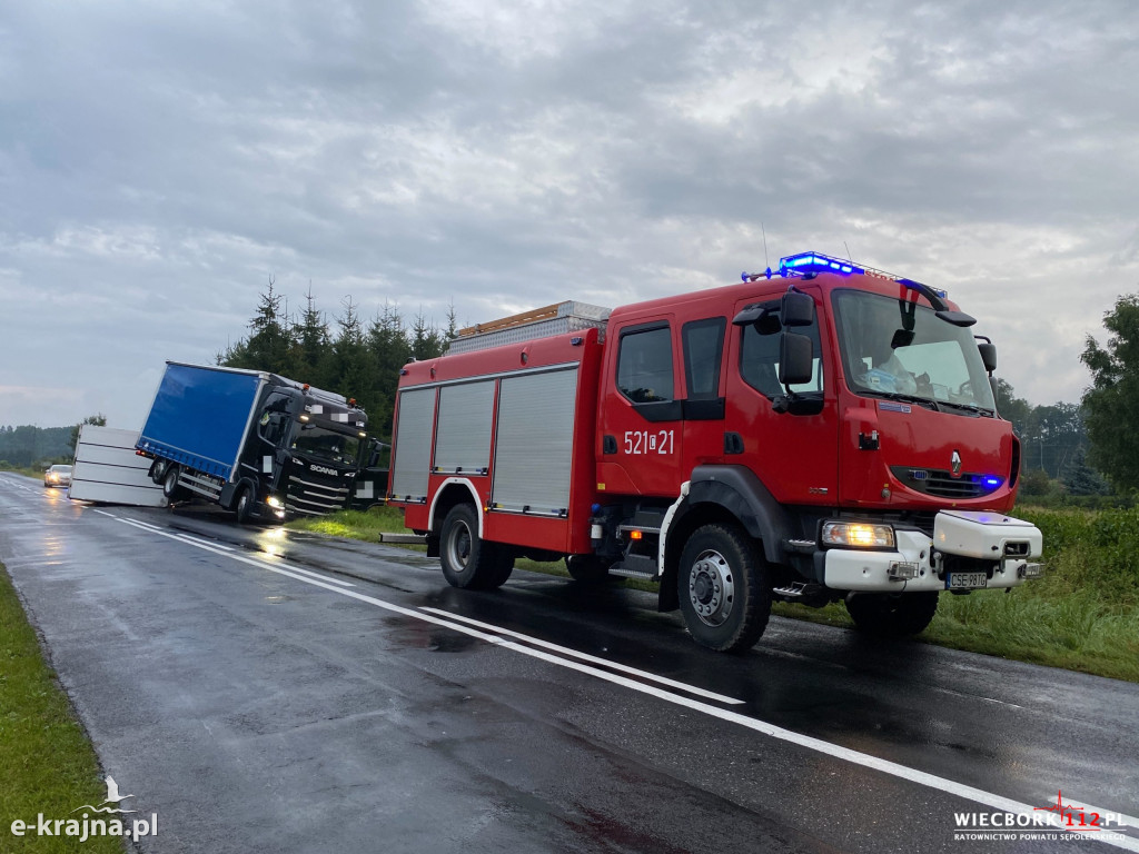 Tir z naczepą wpadł do rowu