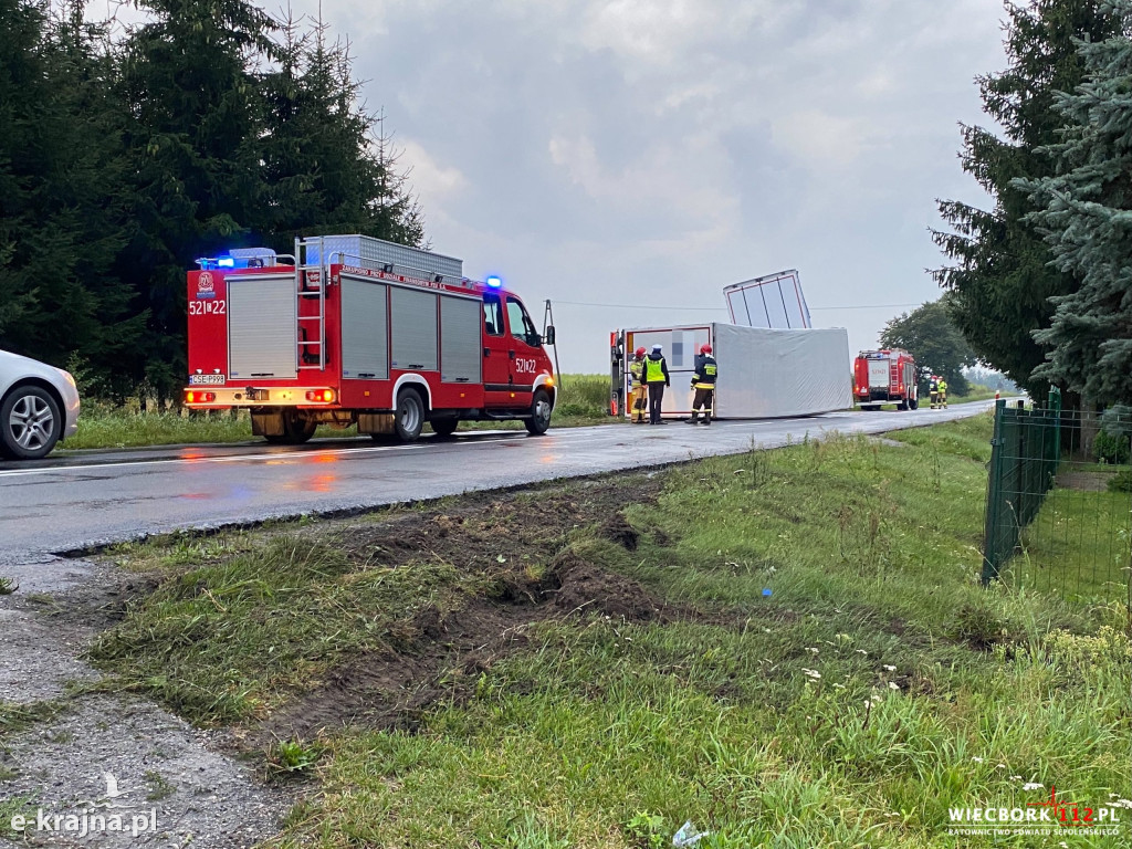Tir z naczepą wpadł do rowu