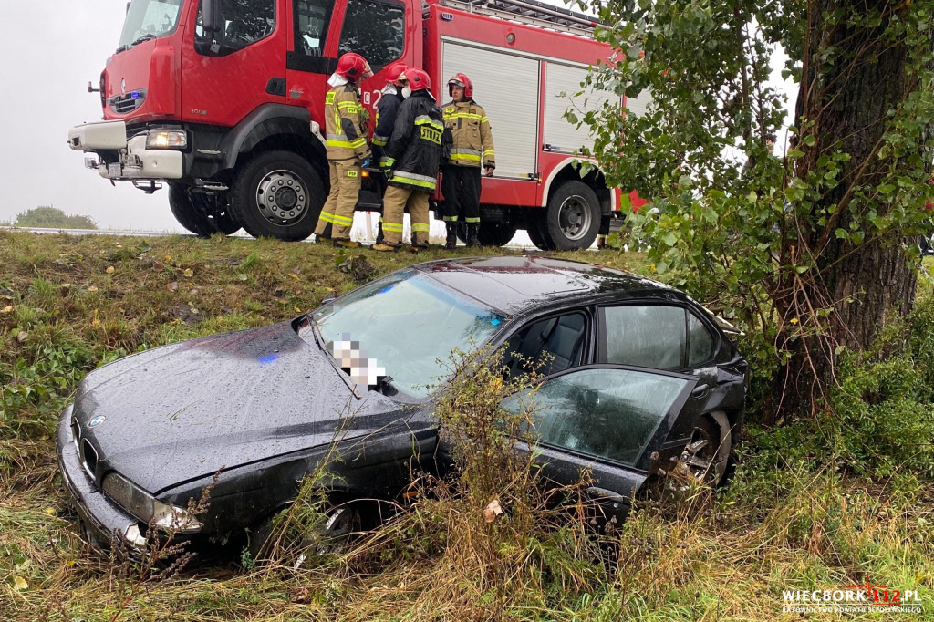 BMW wypadło z drogi i uderzyło w drzewo
