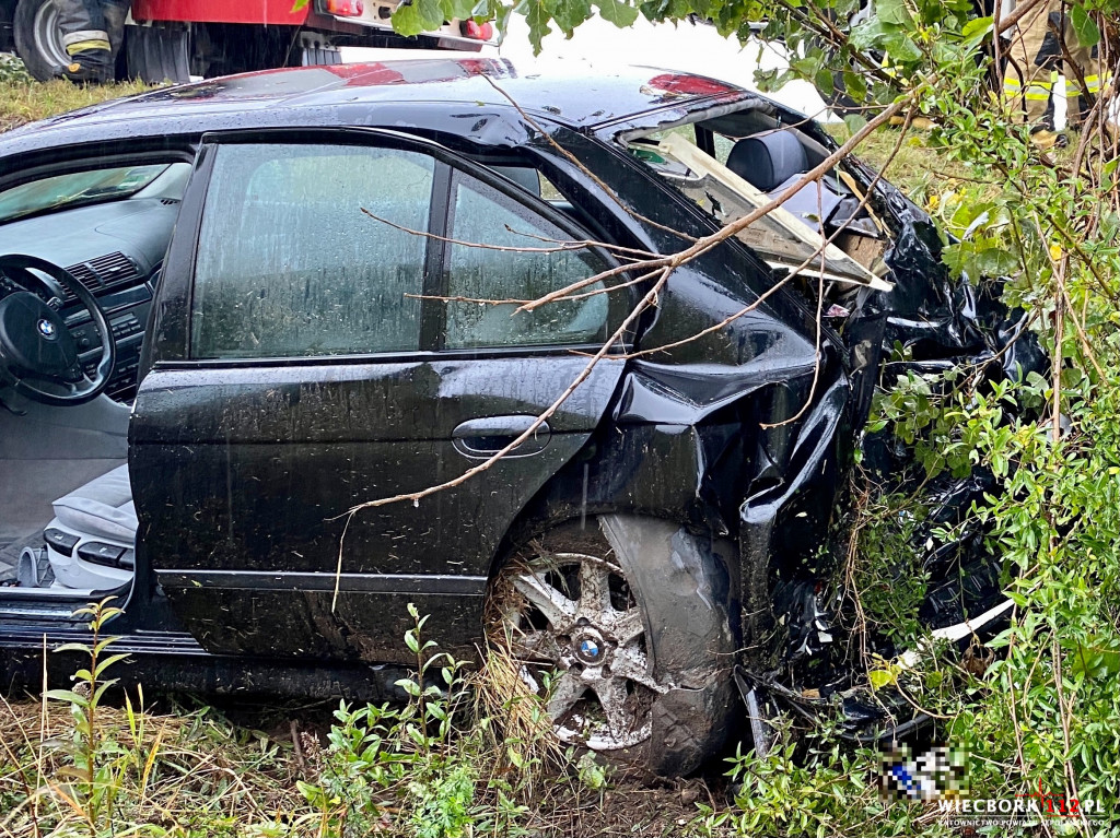 BMW wypadło z drogi i uderzyło w drzewo