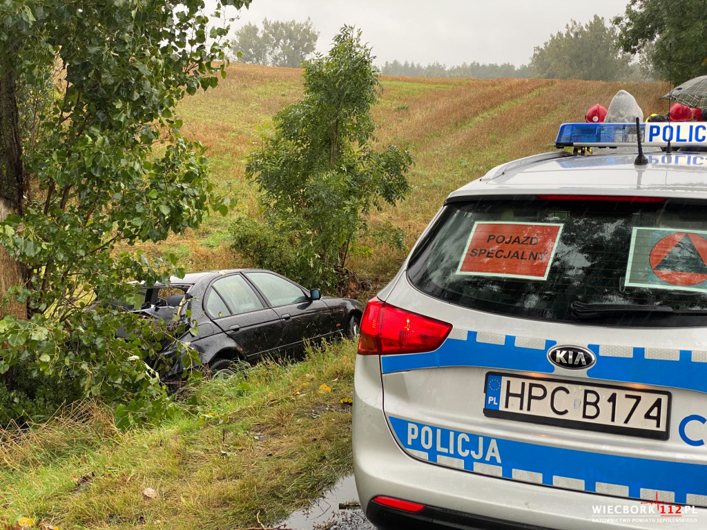BMW wypadło z drogi i uderzyło w drzewo