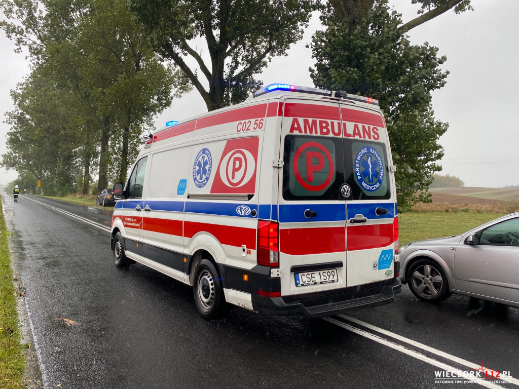 BMW wypadło z drogi i uderzyło w drzewo