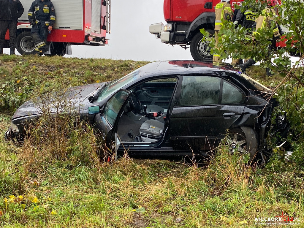 BMW wypadło z drogi i uderzyło w drzewo