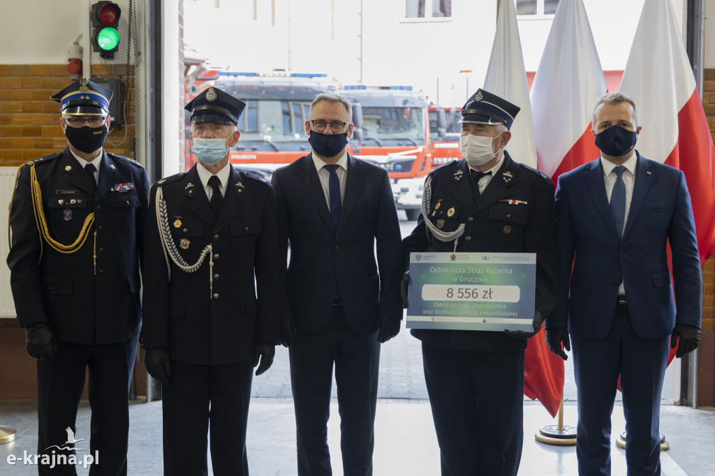 Odznaczenia i miliony złotych dla straży pożarnej