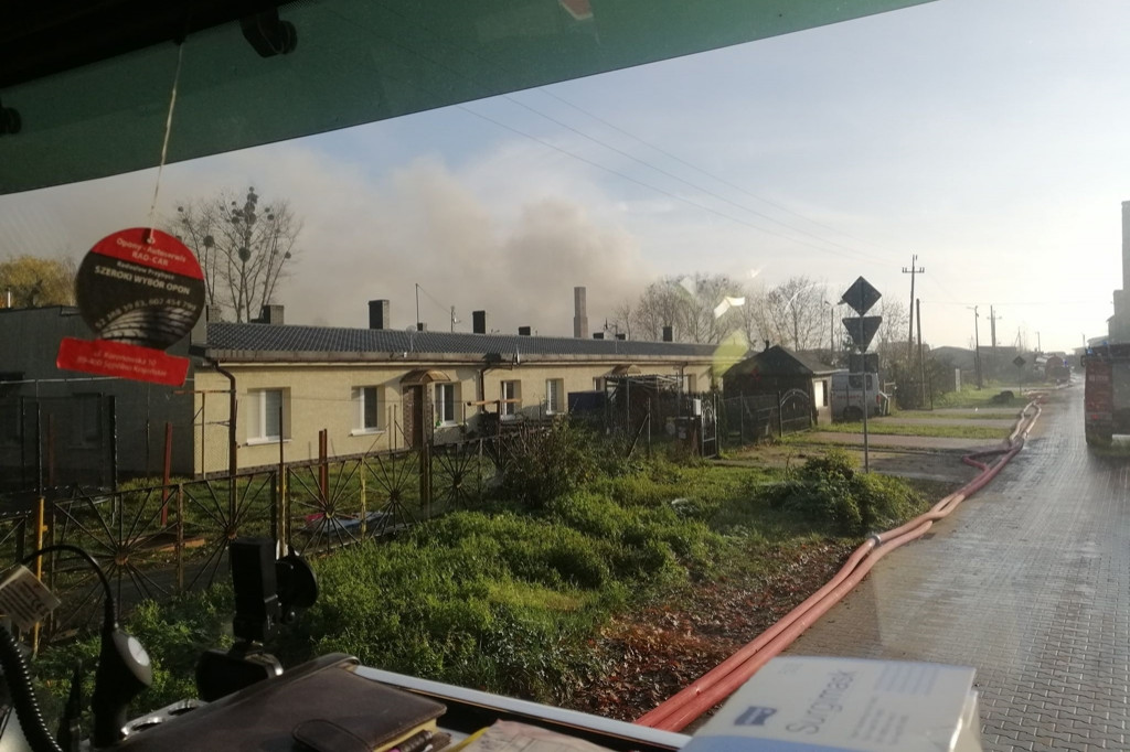 Strażacy z powiatu sępoleńskiego pomagali przy gaszeniu pożaru w Raciniewie