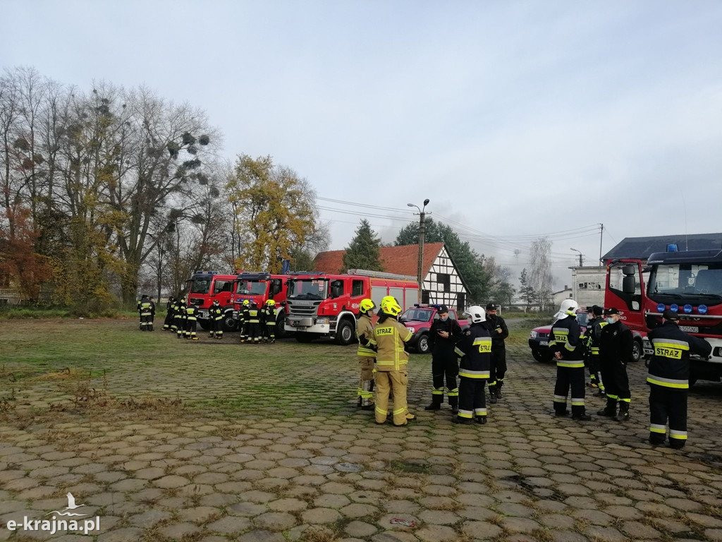 Strażacy z powiatu sępoleńskiego pomagali przy gaszeniu pożaru w Raciniewie