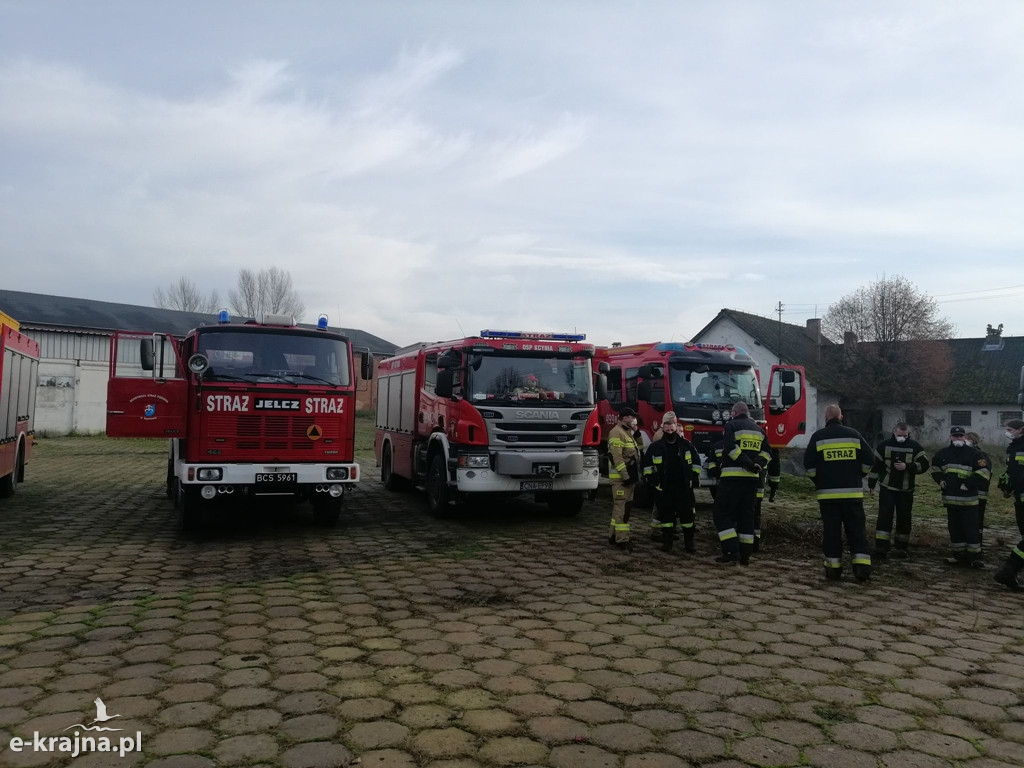 Strażacy z powiatu sępoleńskiego pomagali przy gaszeniu pożaru w Raciniewie