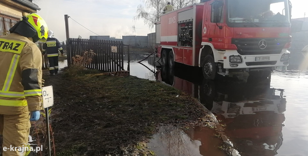 Strażacy z powiatu sępoleńskiego pomagali przy gaszeniu pożaru w Raciniewie