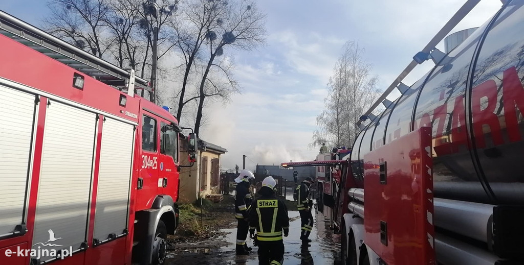 Strażacy z powiatu sępoleńskiego pomagali przy gaszeniu pożaru w Raciniewie