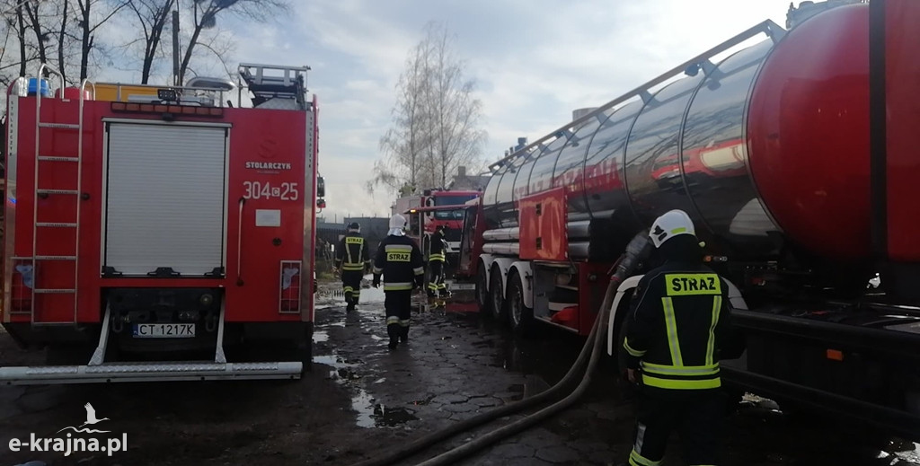 Strażacy z powiatu sępoleńskiego pomagali przy gaszeniu pożaru w Raciniewie