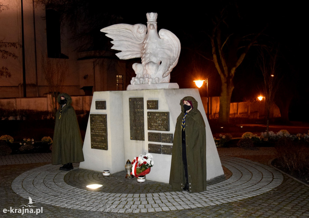 Betlejemskie Światło Pokoju pod pomnikiem Orła Białego w Więcborku