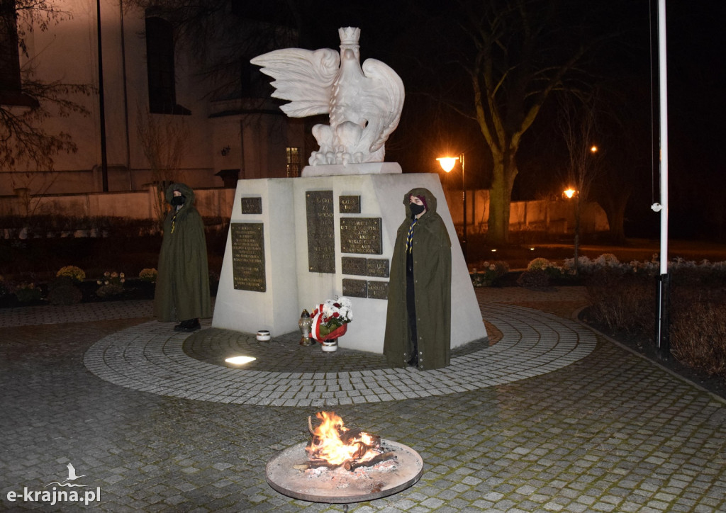 Betlejemskie Światło Pokoju pod pomnikiem Orła Białego w Więcborku