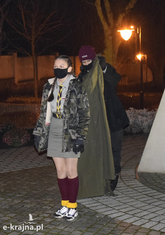 Betlejemskie Światło Pokoju pod pomnikiem Orła Białego w Więcborku