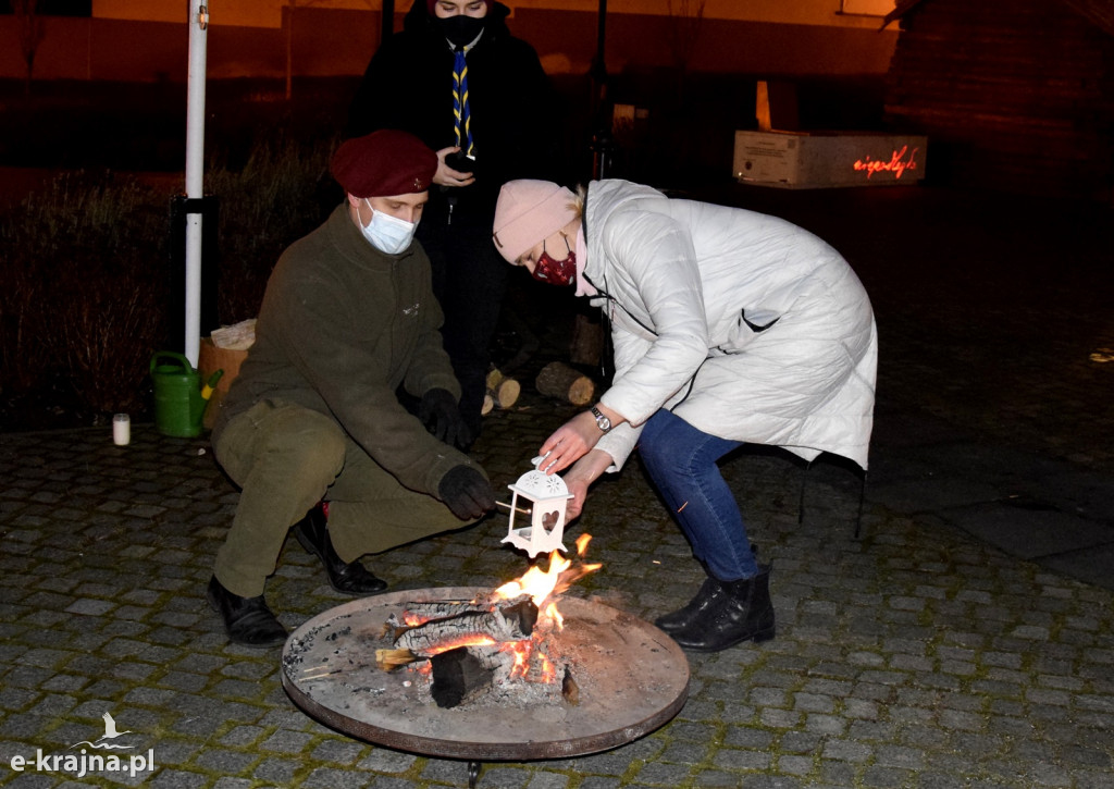 Betlejemskie Światło Pokoju pod pomnikiem Orła Białego w Więcborku