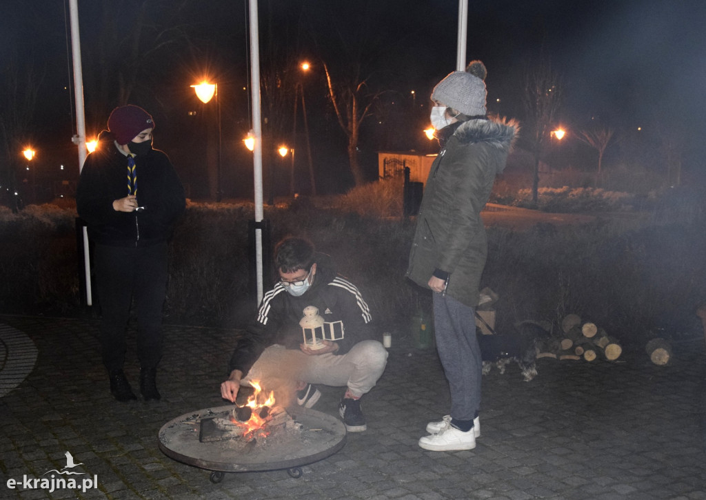 Betlejemskie Światło Pokoju pod pomnikiem Orła Białego w Więcborku