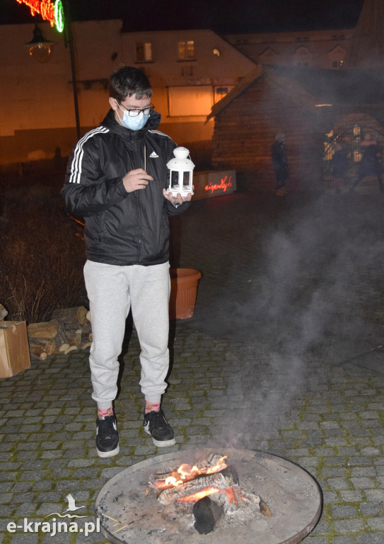 Betlejemskie Światło Pokoju pod pomnikiem Orła Białego w Więcborku
