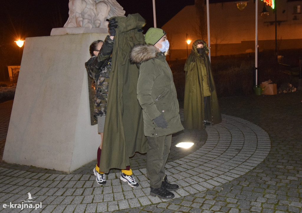 Betlejemskie Światło Pokoju pod pomnikiem Orła Białego w Więcborku
