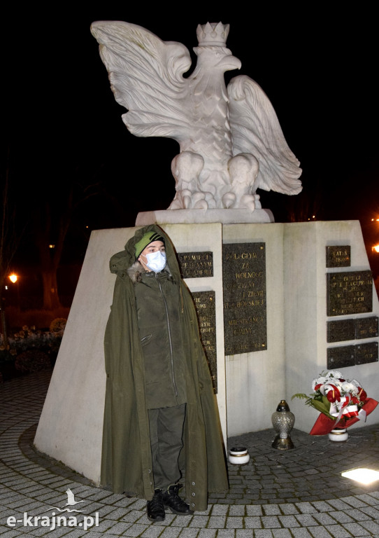 Betlejemskie Światło Pokoju pod pomnikiem Orła Białego w Więcborku
