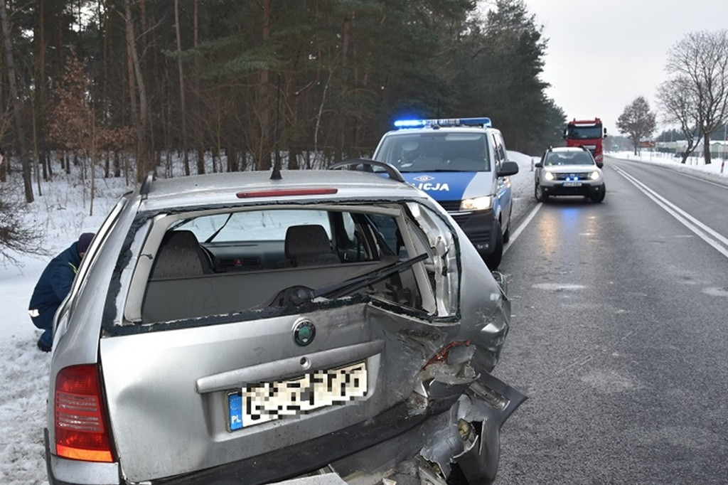 Zderzenie trzech osobówek na drodze krajowej