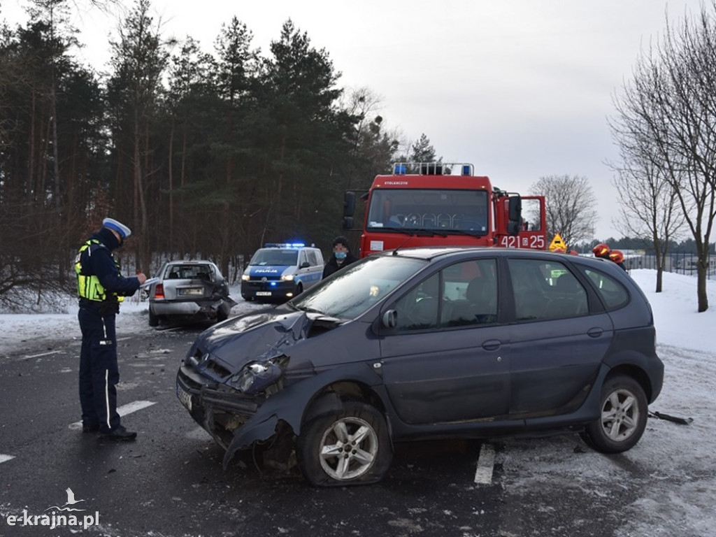 Zderzenie trzech osobówek na drodze krajowej