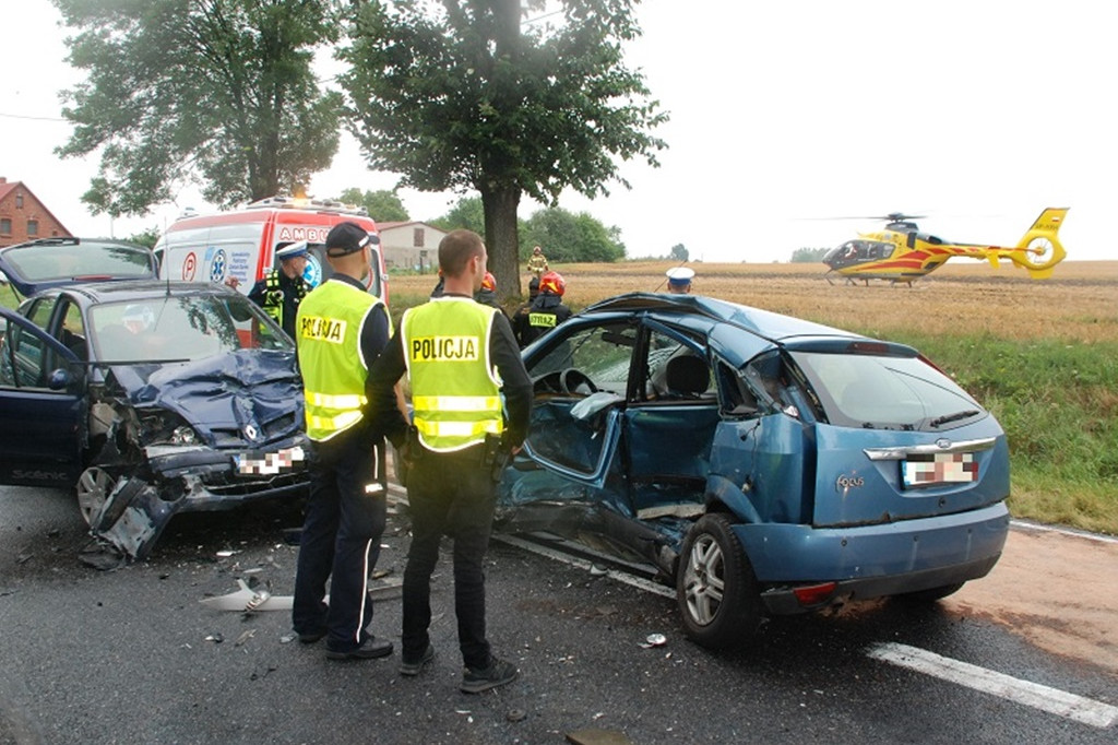 Zderzenie dwóch osobówek na drodze krajowej