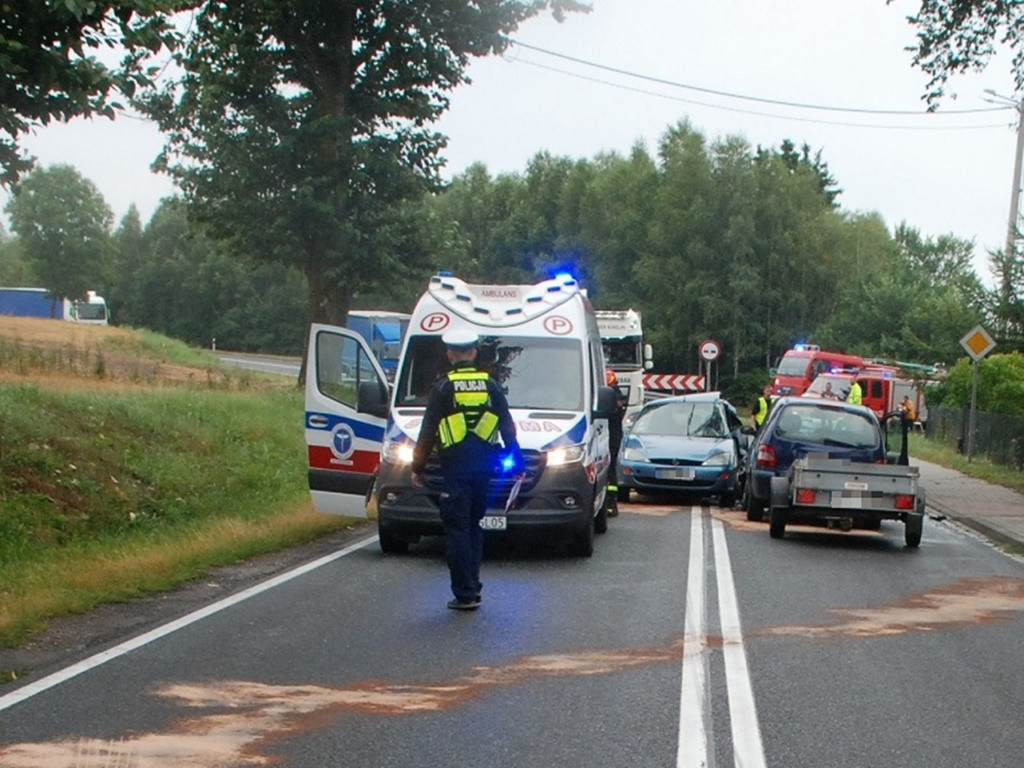 Zderzenie dwóch osobówek na drodze krajowej