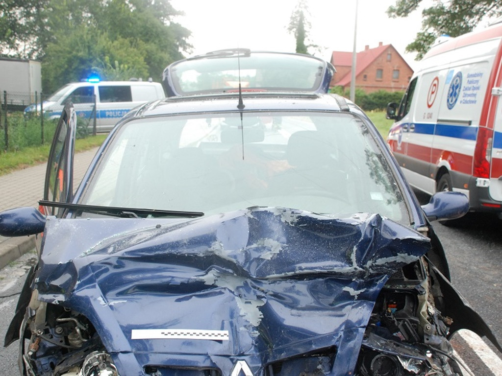 Zderzenie dwóch osobówek na drodze krajowej