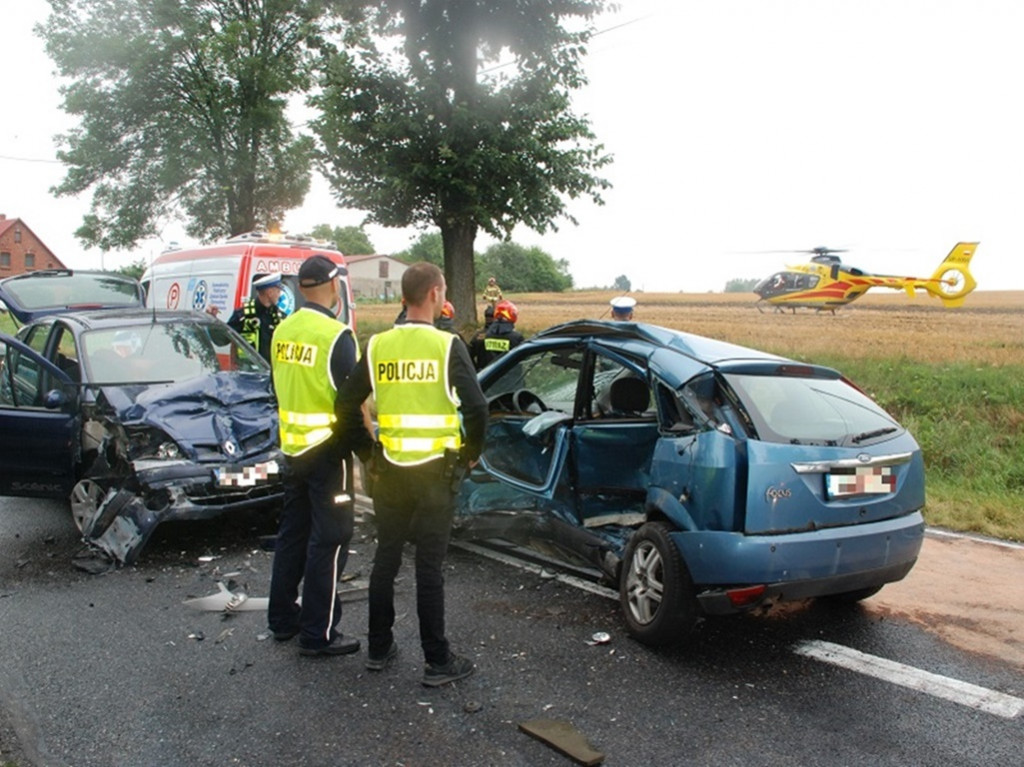 Zderzenie dwóch osobówek na drodze krajowej