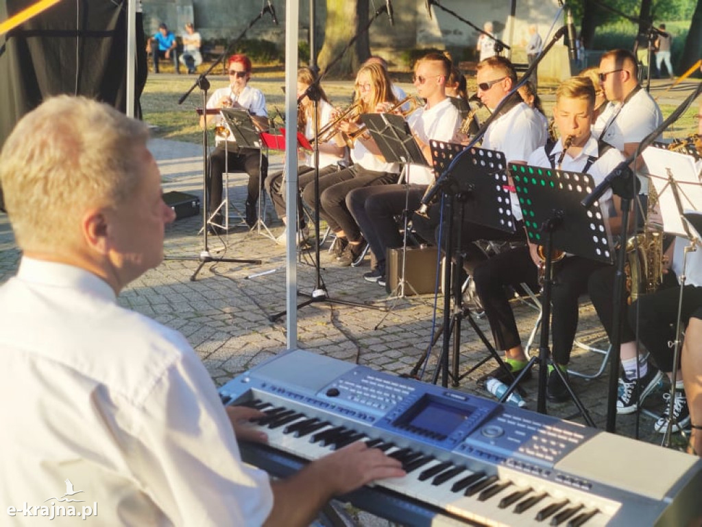 Piknik w Mieście nad Jeziorem ze szczepieniem w tle