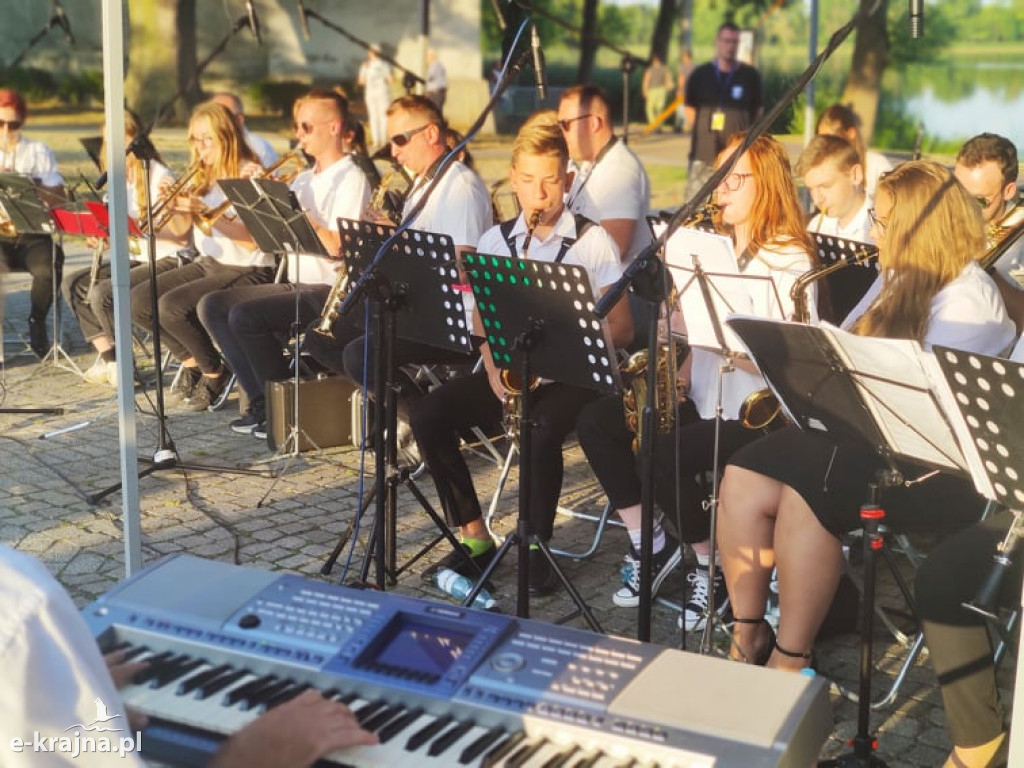 Piknik w Mieście nad Jeziorem ze szczepieniem w tle