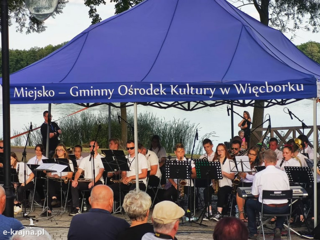 Piknik w Mieście nad Jeziorem ze szczepieniem w tle