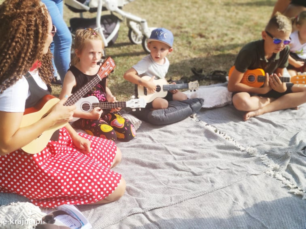 Piknik w Mieście nad Jeziorem ze szczepieniem w tle