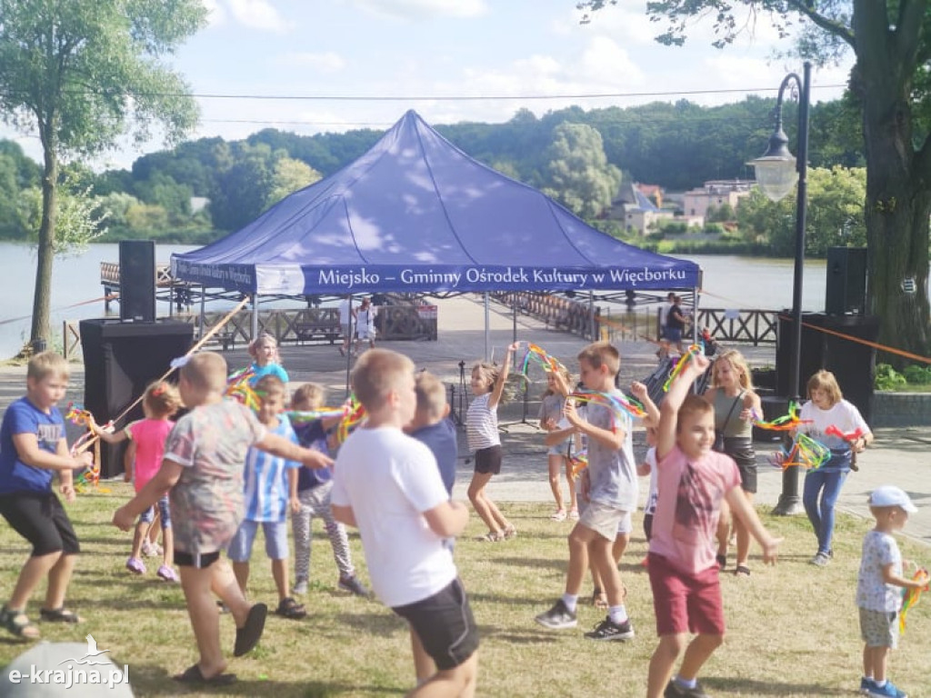 Piknik w Mieście nad Jeziorem ze szczepieniem w tle
