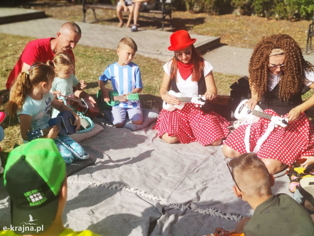 Piknik w Mieście nad Jeziorem ze szczepieniem w tle