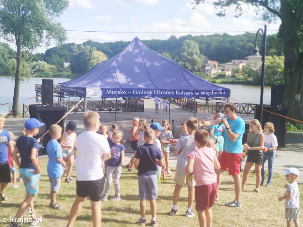 Piknik w Mieście nad Jeziorem ze szczepieniem w tle