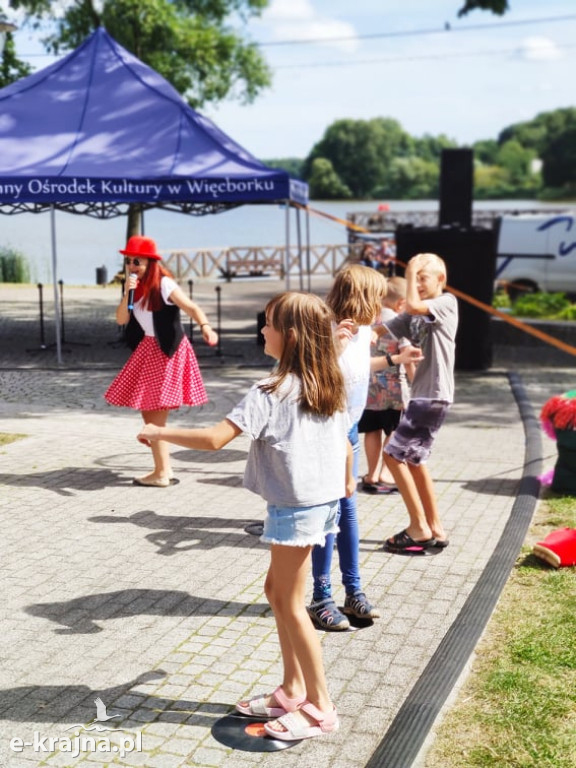 Piknik w Mieście nad Jeziorem ze szczepieniem w tle