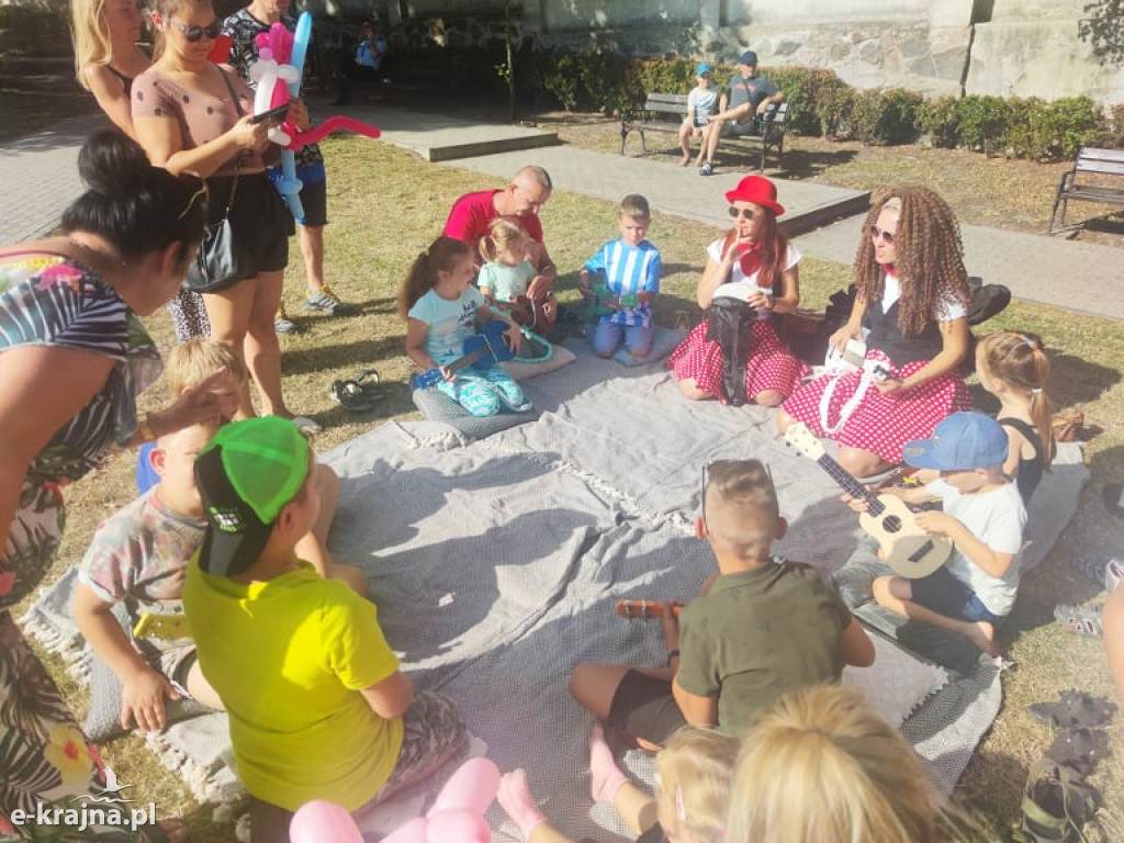 Piknik w Mieście nad Jeziorem ze szczepieniem w tle