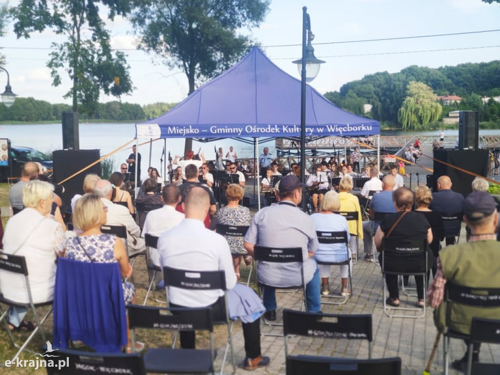 Piknik w Mieście nad Jeziorem ze szczepieniem w tle