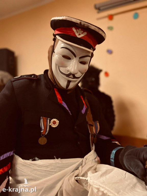 Mikołaj pod rękę z babą i policjantem