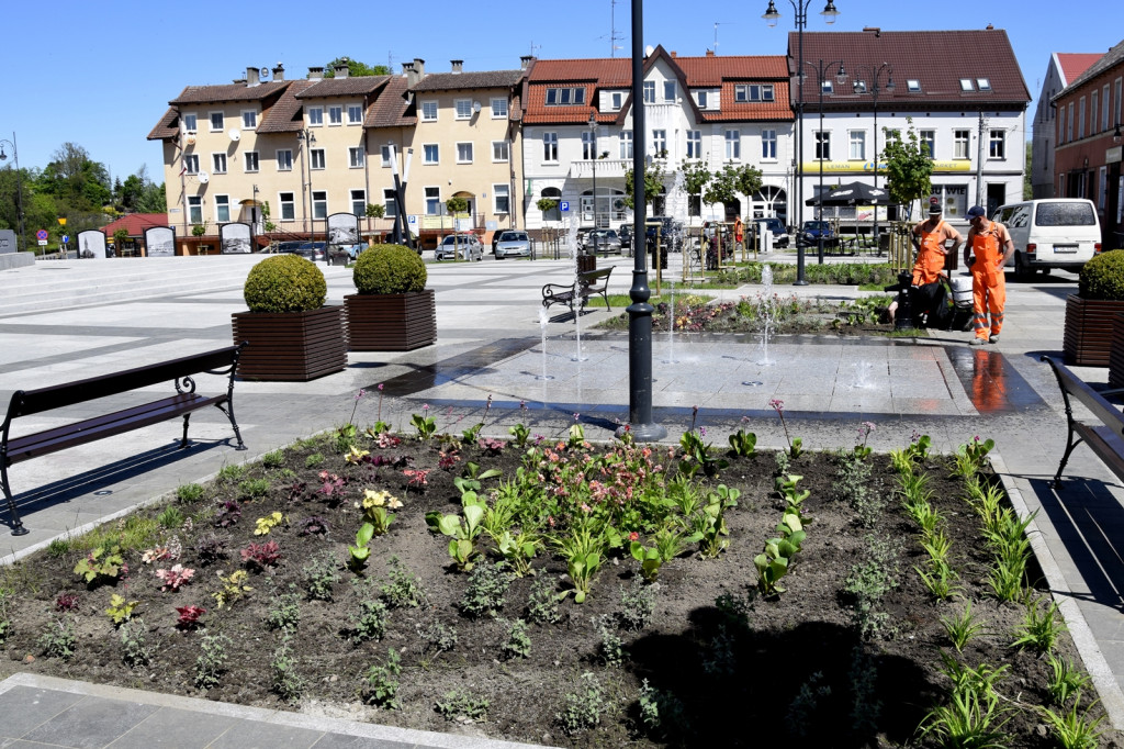 Sępólno: Plac Wolności w nowej kwiecistej sukience