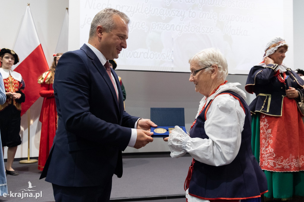 Uroczyste obchody Dnia Matki w Urzędzie Wojewódzkim