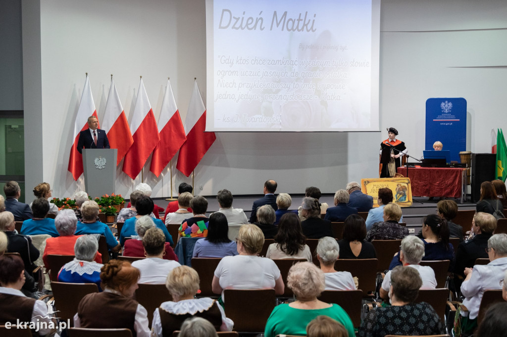 Uroczyste obchody Dnia Matki w Urzędzie Wojewódzkim