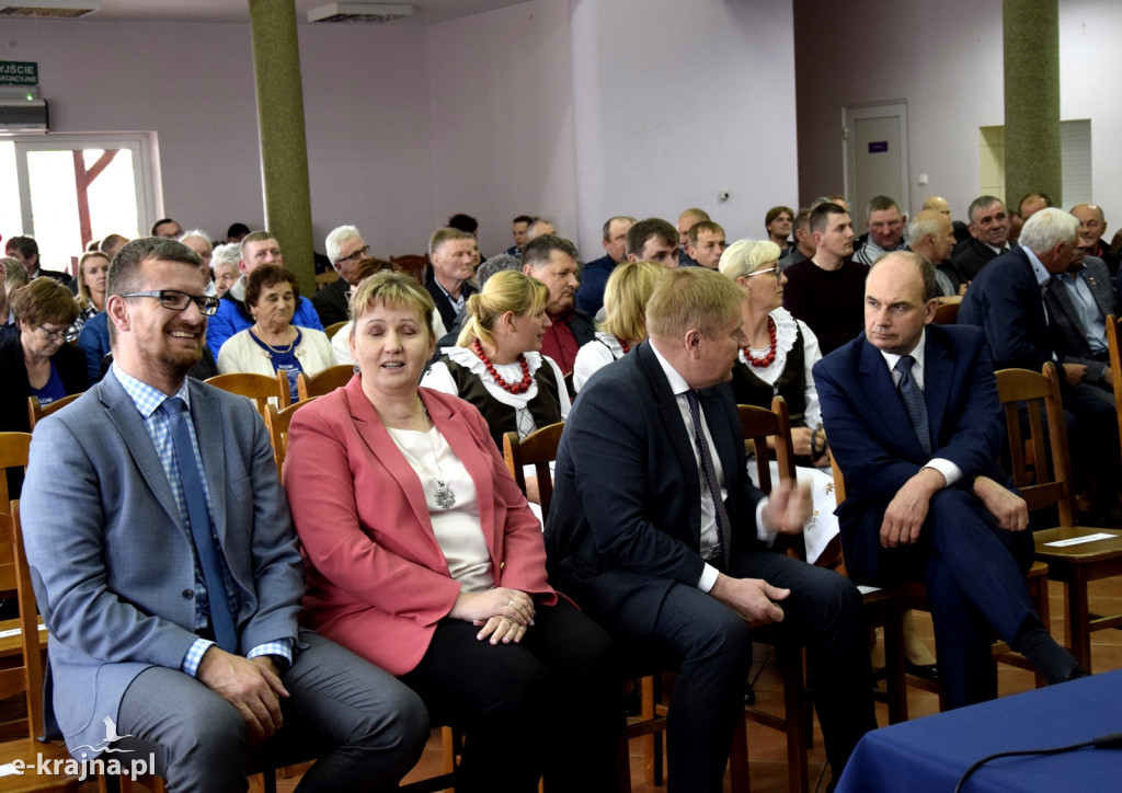Wicepremier, minister rolnictwa Henryk Kowalczyk spotkał się z rolnikami w Kęsowie