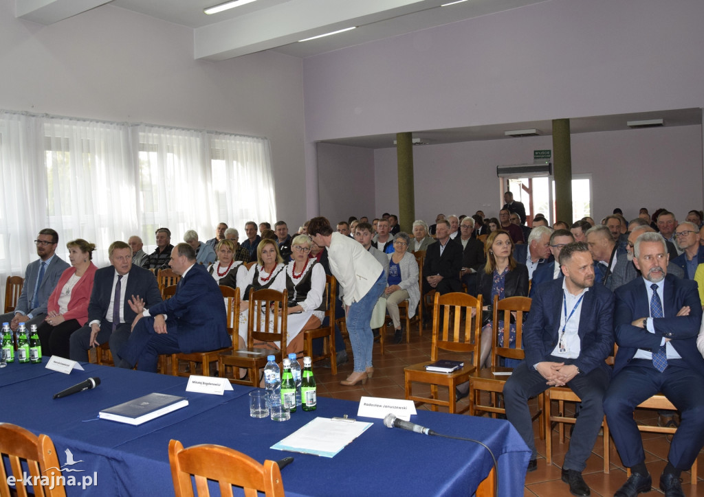 Wicepremier, minister rolnictwa Henryk Kowalczyk spotkał się z rolnikami w Kęsowie
