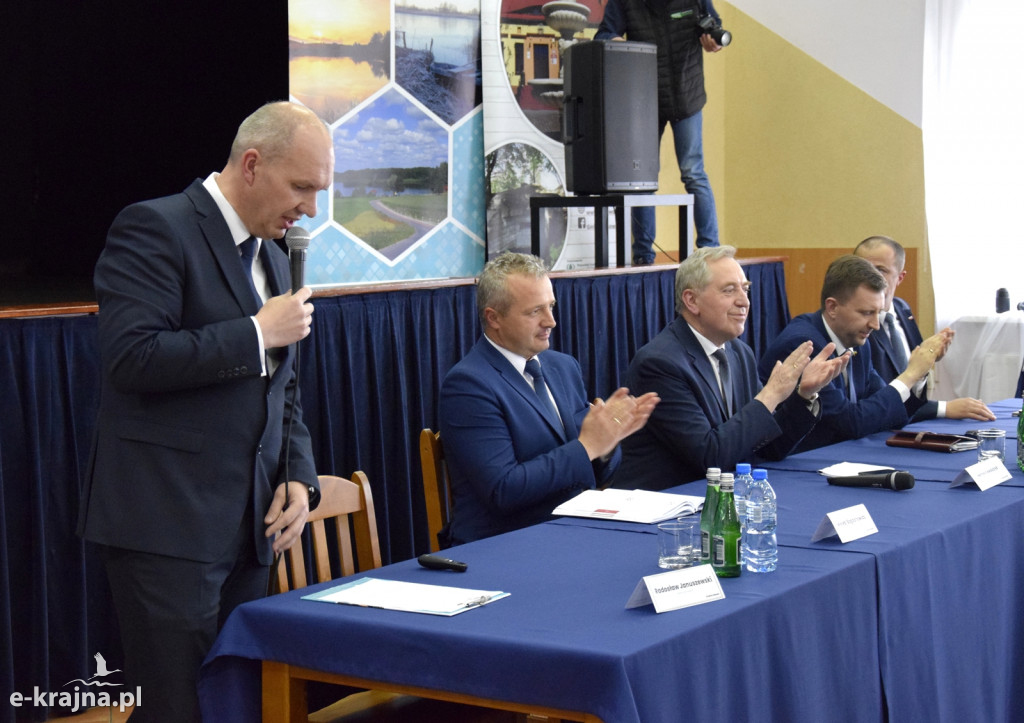 Wicepremier, minister rolnictwa Henryk Kowalczyk spotkał się z rolnikami w Kęsowie